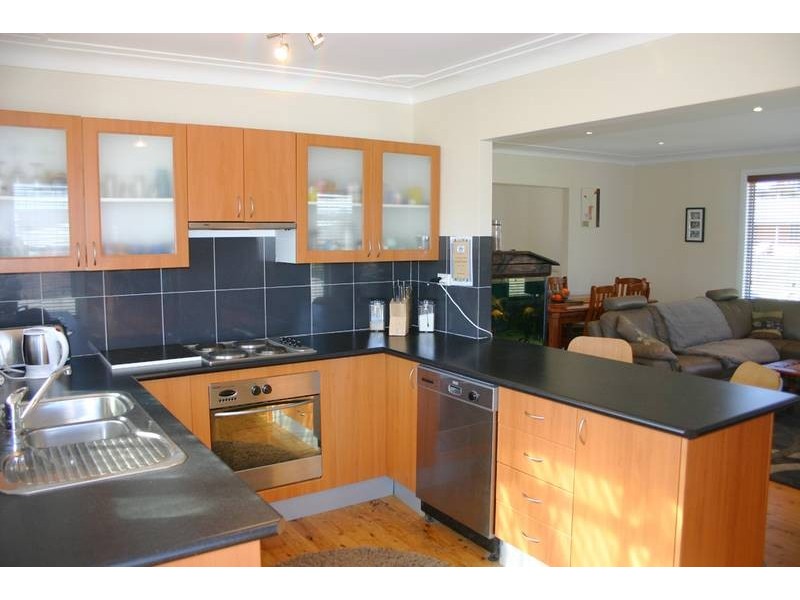 8 Greenway Avenue, Mannering Park NSW 2259