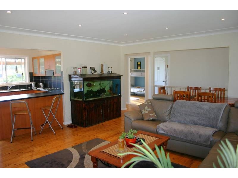 8 Greenway Avenue, Mannering Park NSW 2259