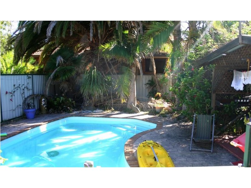 27 Cams Boulervard, Summerland Point NSW 2259