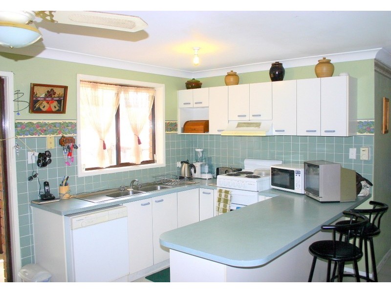 8 Catherine Street, Mannering Park NSW 2259