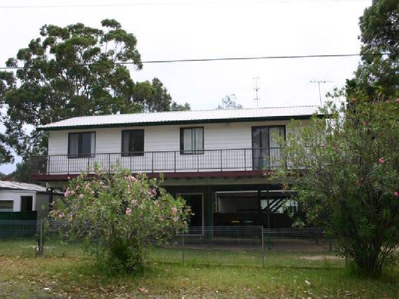 100 CAMS BOULEVARDE, Summerland Point NSW 2259