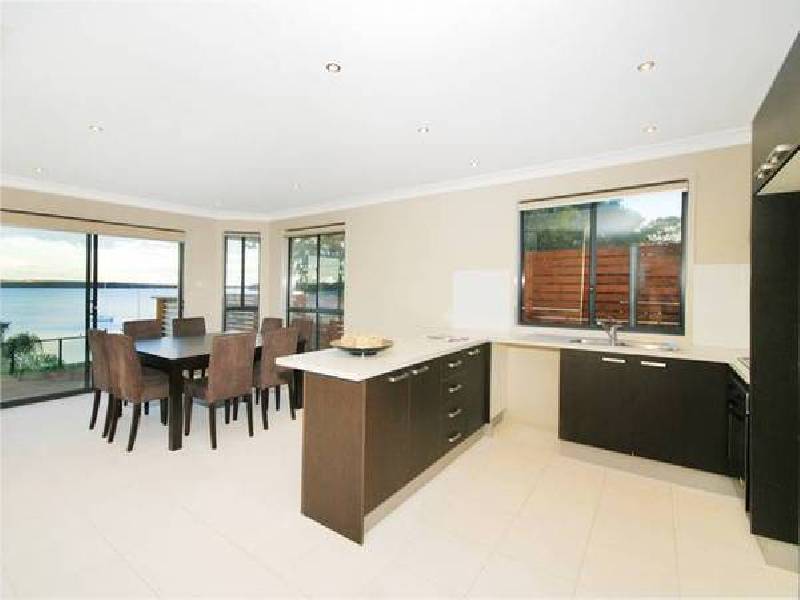 Montrose Street, Mannering Park NSW 2259