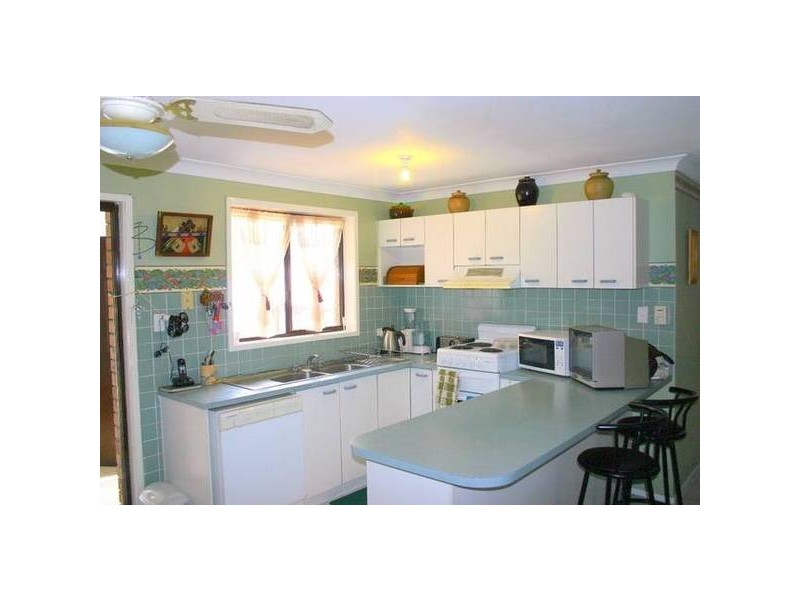 8 Catherine Street, Mannering Park NSW 2259