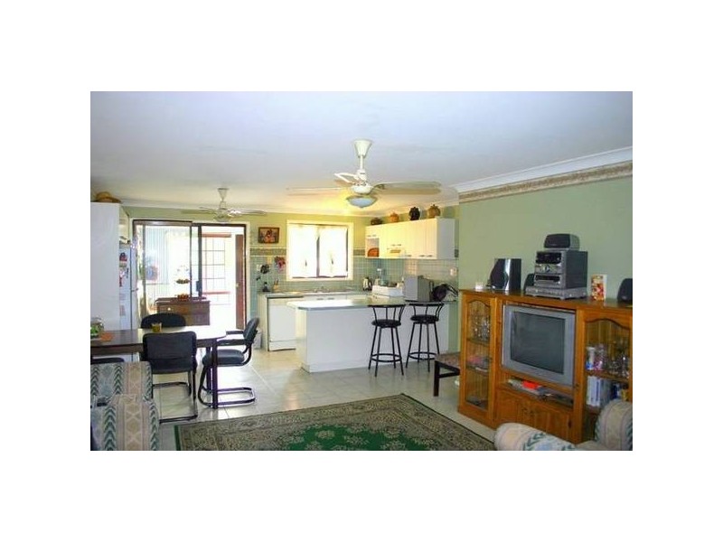 8 Catherine Street, Mannering Park NSW 2259
