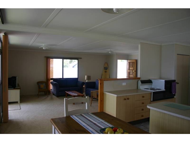 6 Bambury Avenue, Summerland Point NSW 2259