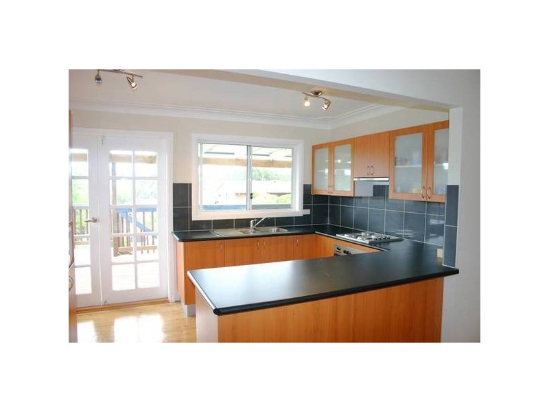 8 Greenway Avenue, Mannering Park NSW 2259