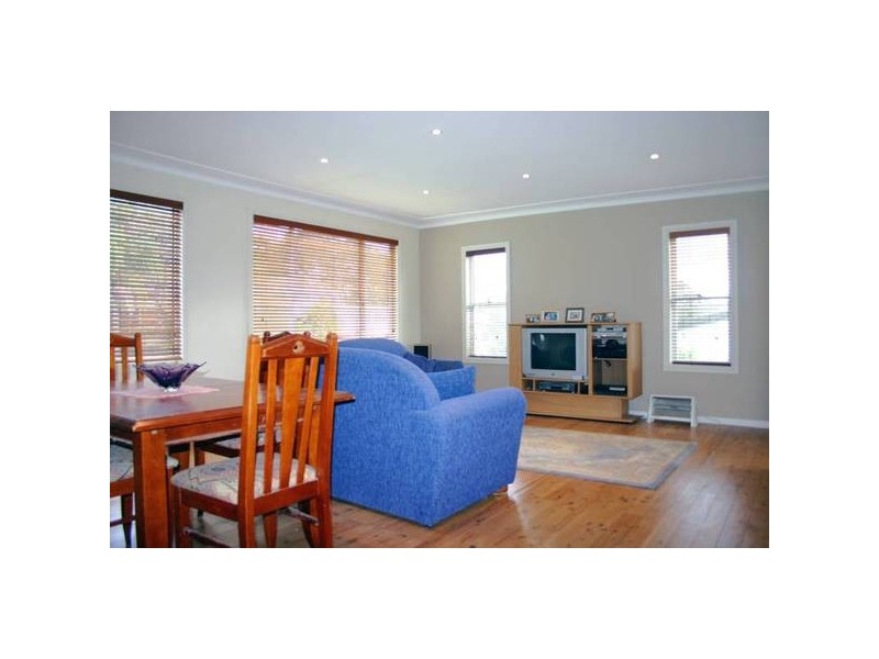 8 Greenway Avenue, Mannering Park NSW 2259