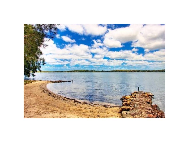 13 Macquarie Road, Mannering Park NSW 2259