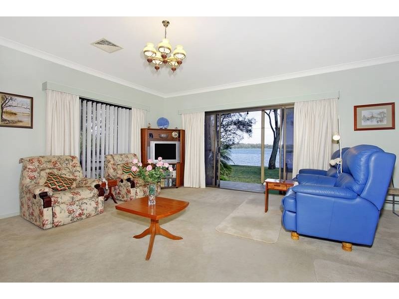 5 Macquarie Road, Mannering Park NSW 2259