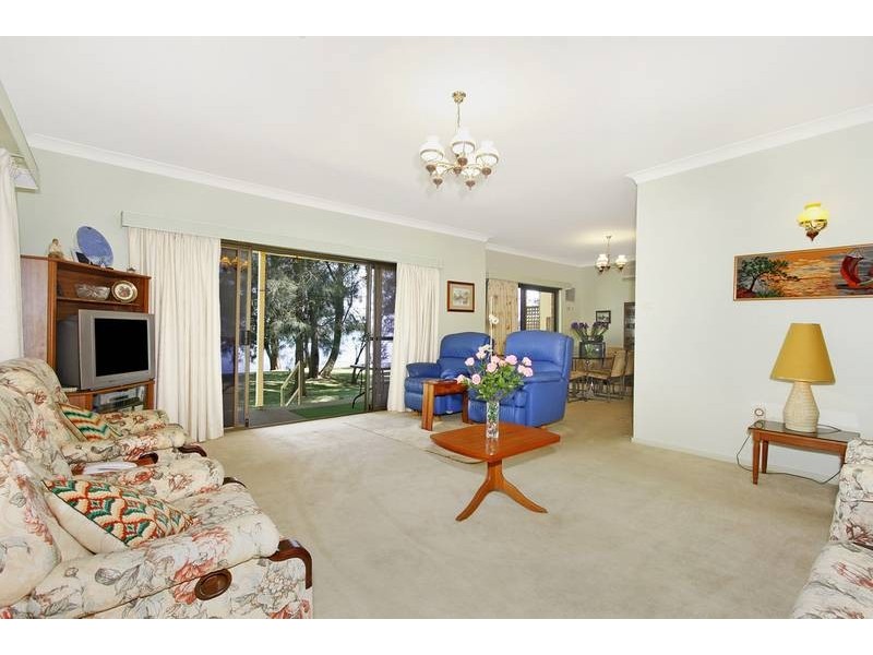 5 Macquarie Road, Mannering Park NSW 2259