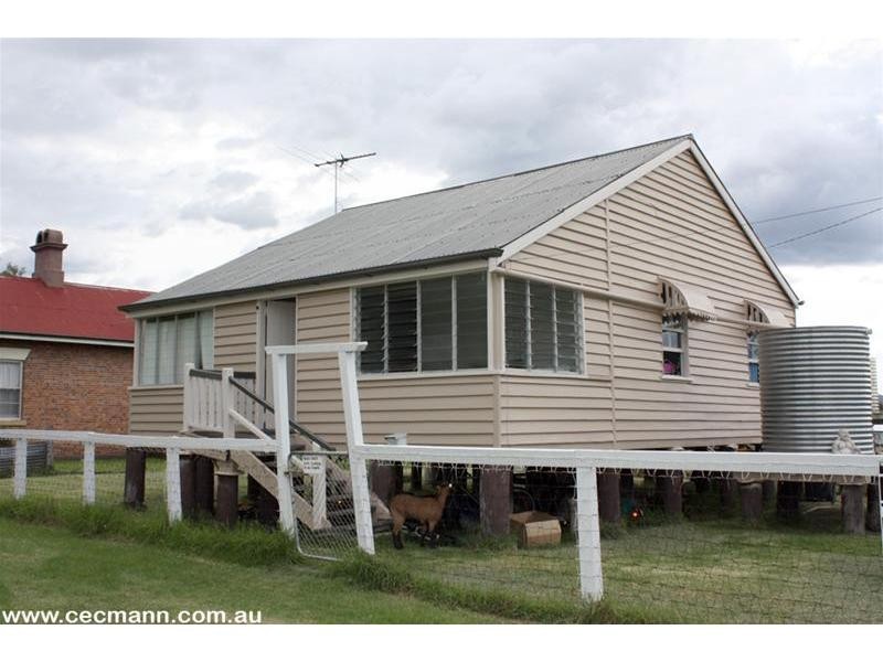72 Woodlawn Street, Wallangarra QLD 4383