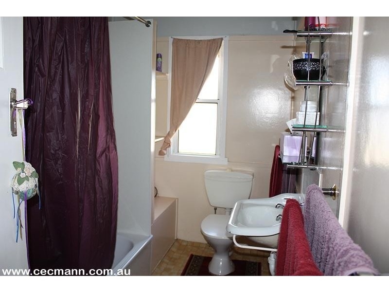 27 Barawell Street, Wallangarra QLD 4383