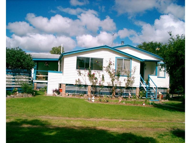 61 Woodlawn Street, Wallangarra QLD 4383
