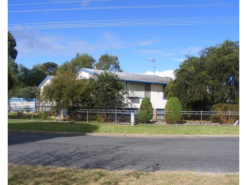 61 Woodlawn Street, Wallangarra QLD 4383