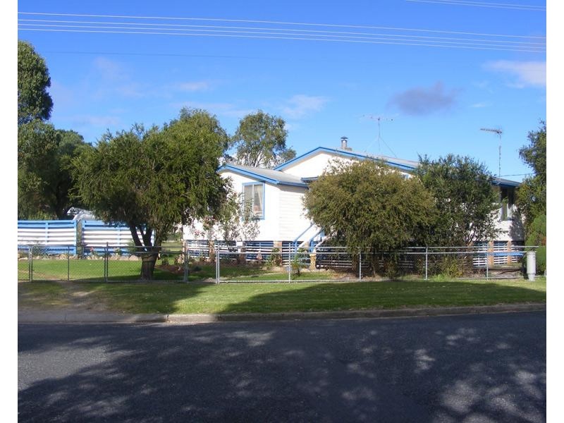 61 Woodlawn Street, Wallangarra QLD 4383