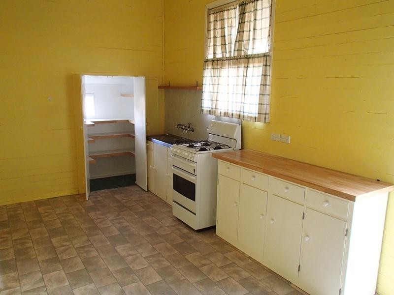 32 Merinda Street, Wallangarra QLD 4383