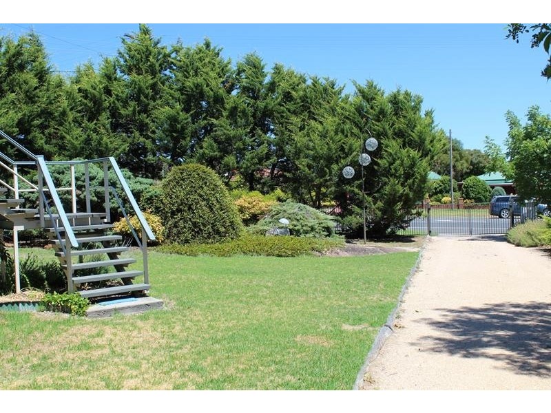 17 Wallangarra Road, Stanthorpe QLD 4380