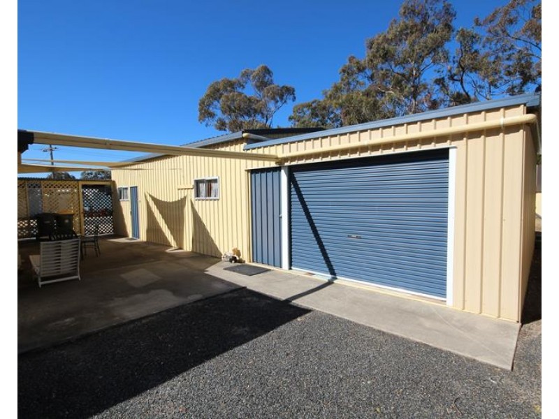 4 Calvert Road, Glen Aplin QLD 4381