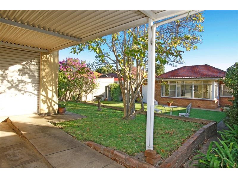 1 Carrisbrook Avenue, Bexley North NSW 2207