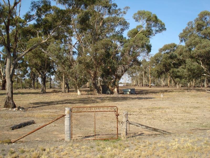 - HENDERSONS ROAD, Bowenvale VIC 3465