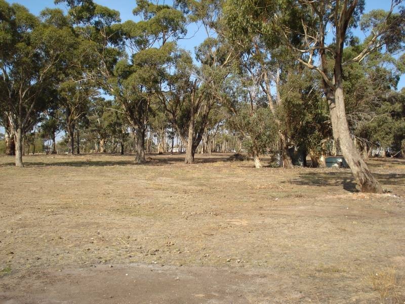 - HENDERSONS ROAD, Bowenvale VIC 3465