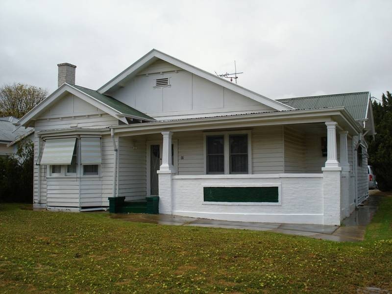 17 THOMPSON STREET, Dunolly VIC 3472