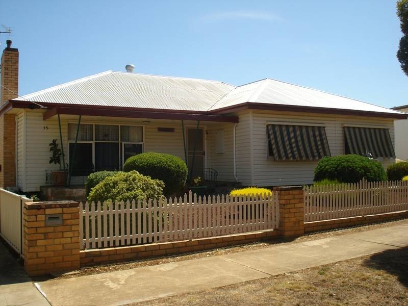 35 DUNDAS ROAD, Maryborough VIC 3465