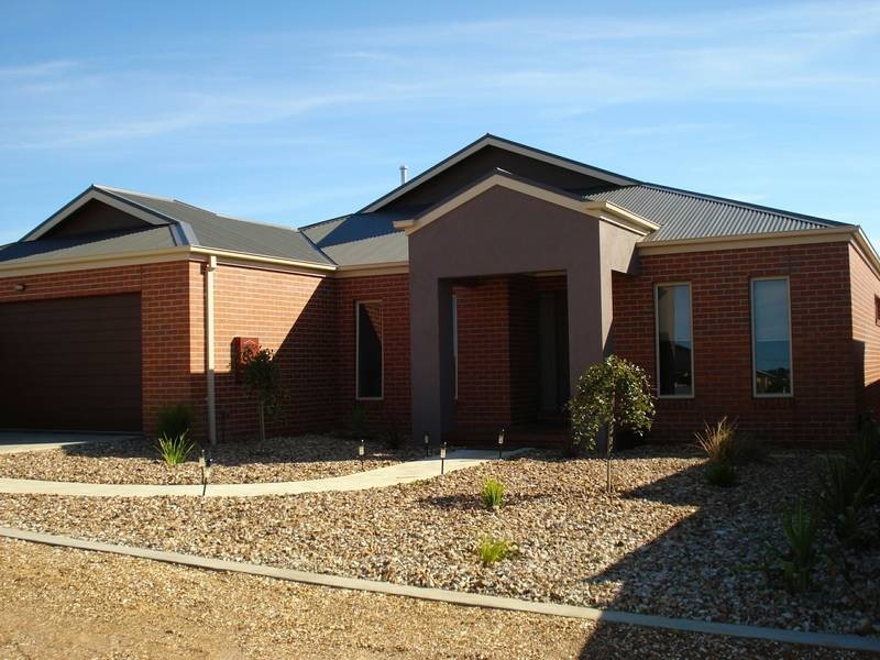 8 GARDINER COURT, Maryborough VIC 3465
