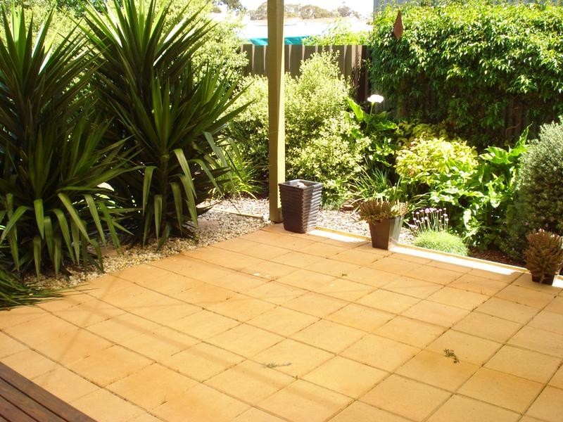 2/8 NAPIER STREET, Maryborough VIC 3465