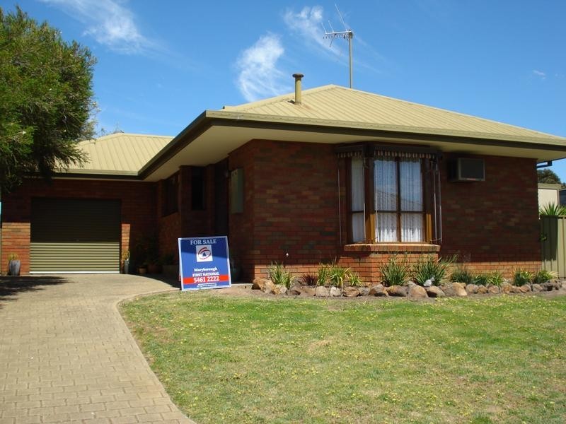 2/8 NAPIER STREET, Maryborough VIC 3465