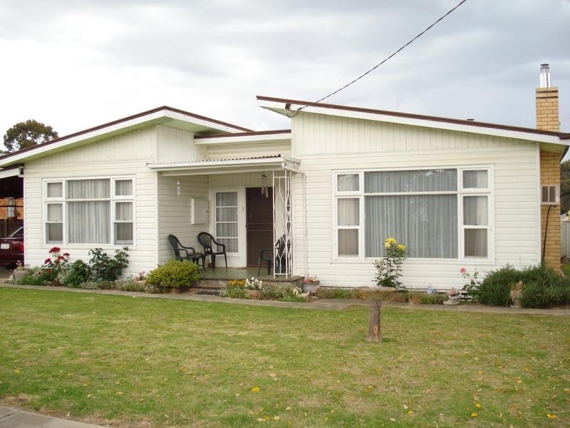 87 High Street, Avoca VIC 3467