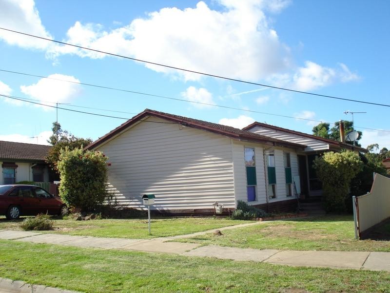 8 Tobruk Avenue, Maryborough VIC 3465