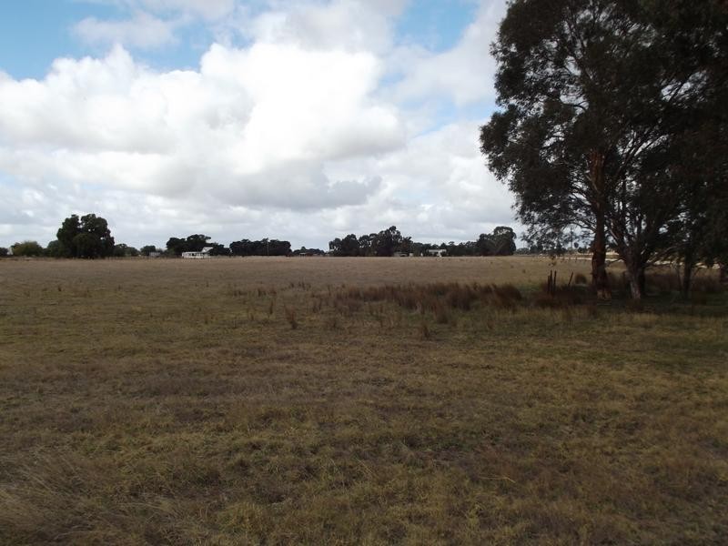 . Corner Bucknall & Pleasant Street, Carisbrook VIC 3464