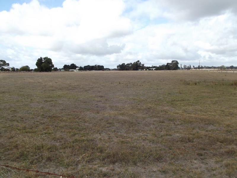 . Corner Bucknall & Pleasant Street, Carisbrook VIC 3464