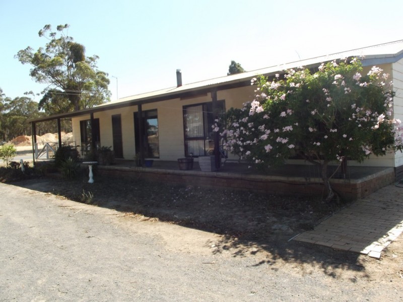 8 Rutherford Street, Avoca VIC 3467