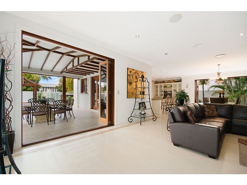 10 Barbuda Circuit, Kawana Island QLD 4575