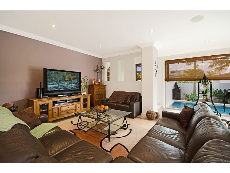 10 Barbuda Circuit, Kawana Island QLD 4575