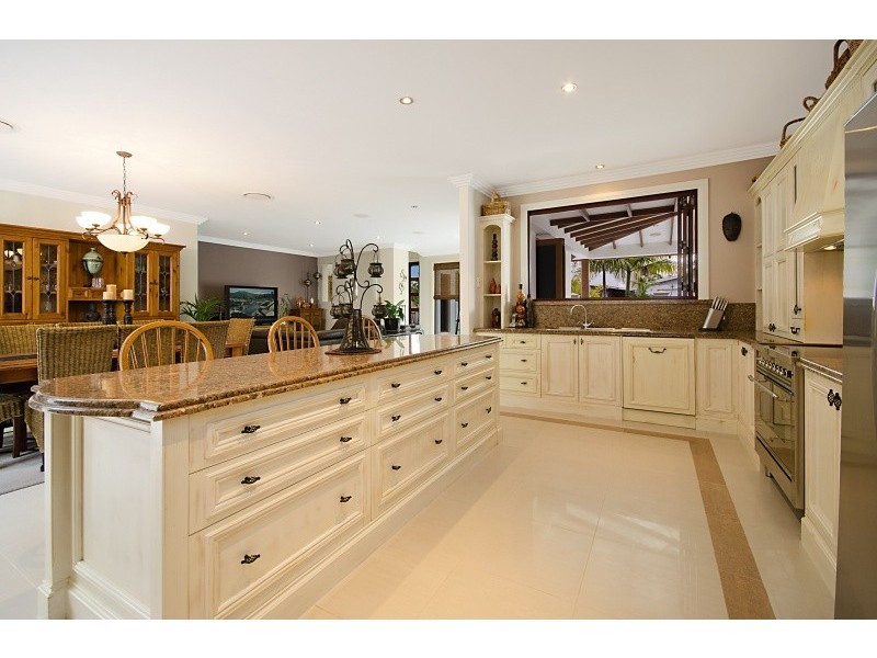 10 Barbuda Circuit, Kawana Island QLD 4575