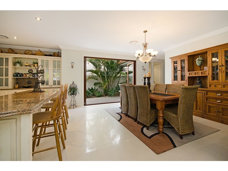 10 Barbuda Circuit, Kawana Island QLD 4575