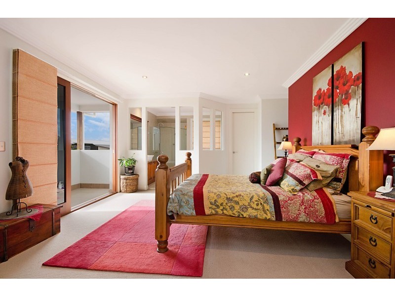 10 Barbuda Circuit, Kawana Island QLD 4575