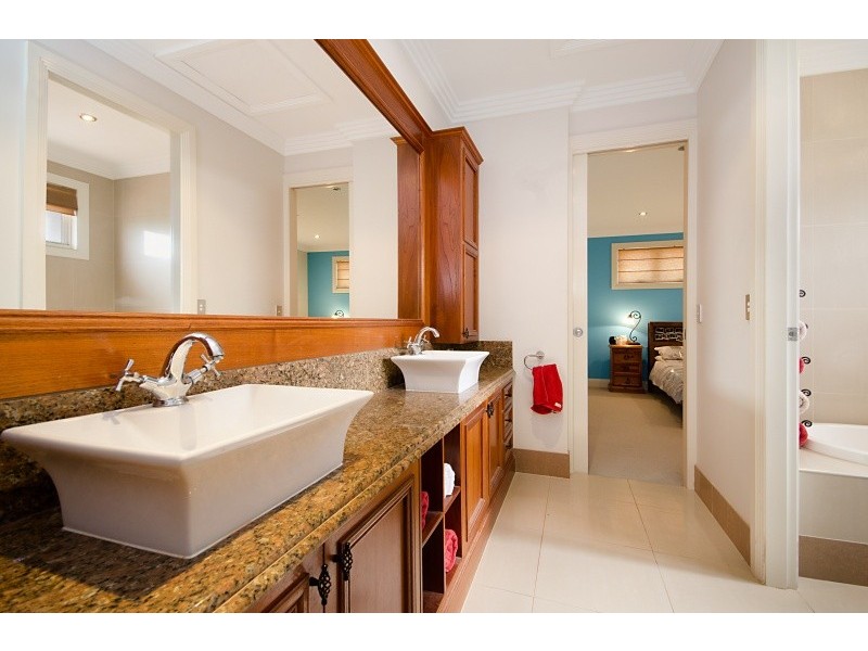 10 Barbuda Circuit, Kawana Island QLD 4575