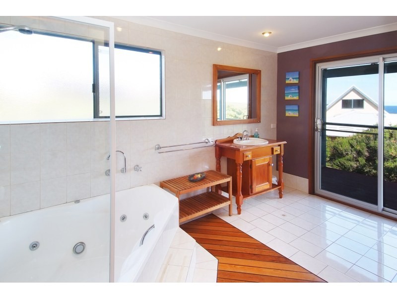 8 Marmaduke Point Drive, Gnarabup WA 6285