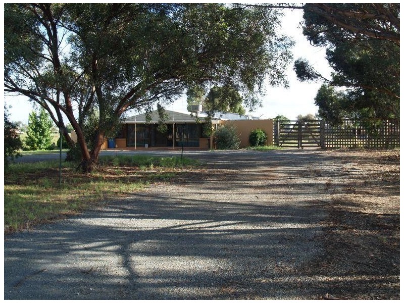 52 Wattle Drive, Numurkah VIC 3636