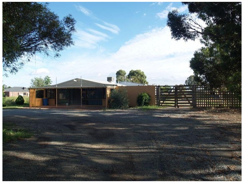 52 Wattle Drv, Numurkah VIC 3636