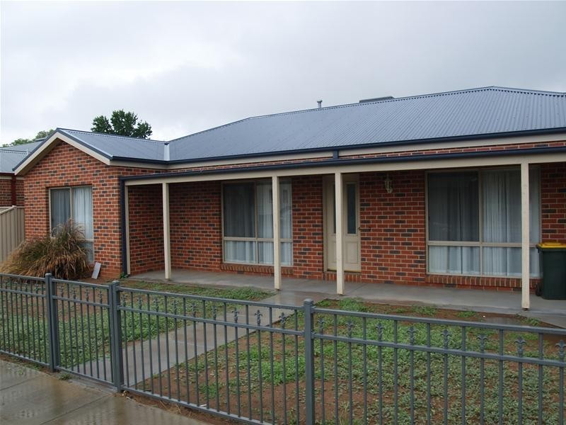 2/2 Meiklejohn Street, Numurkah VIC 3636