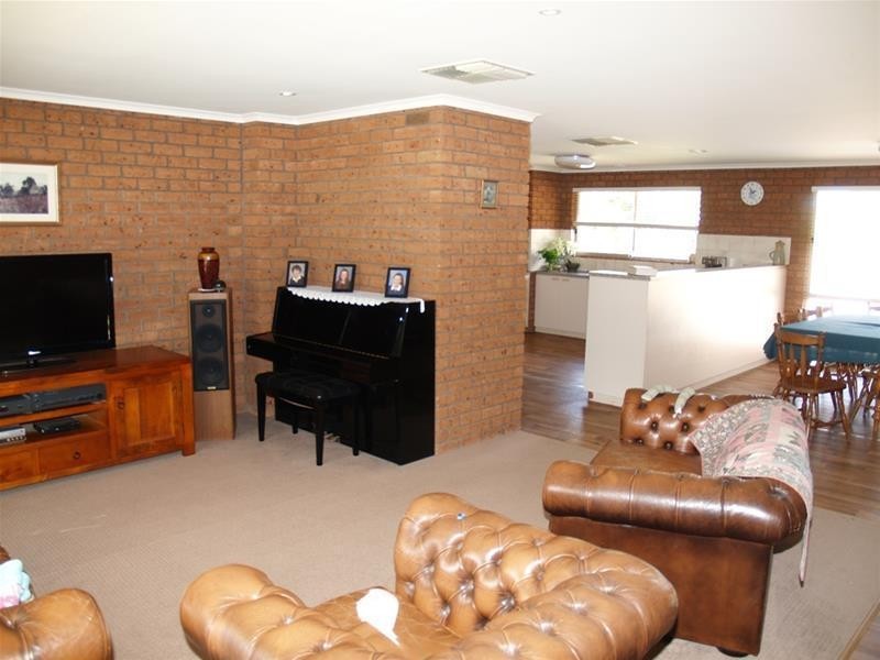 66 Sutcliffes Road, Numurkah VIC 3636