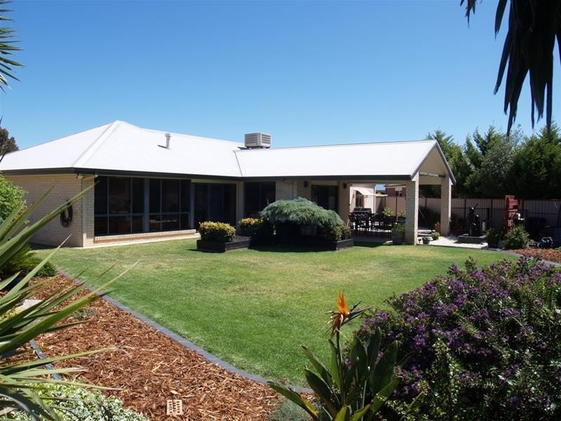 16 Maple Crescent, Numurkah VIC 3636