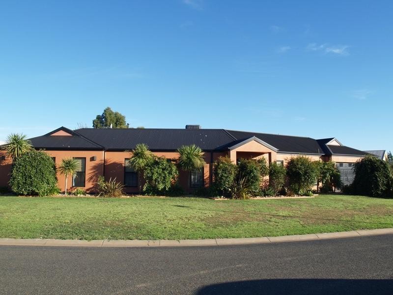 18 Reynolds Drive, Numurkah VIC 3636