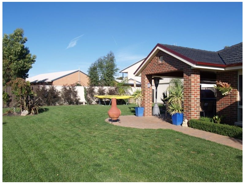 25 Maple Crescent, Numurkah VIC 3636