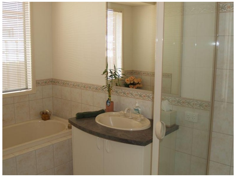 13 Poplar Drive, Numurkah VIC 3636